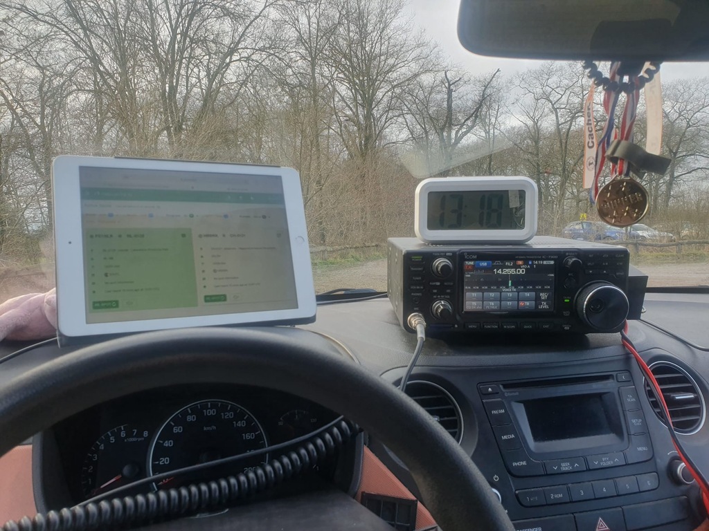 Opstelling van zendontvanger, klok en tablet op auto dashboard
